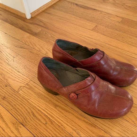 Dansko clogs leather upper button and strap detail burgundy size 40 - Picture 6 of 10